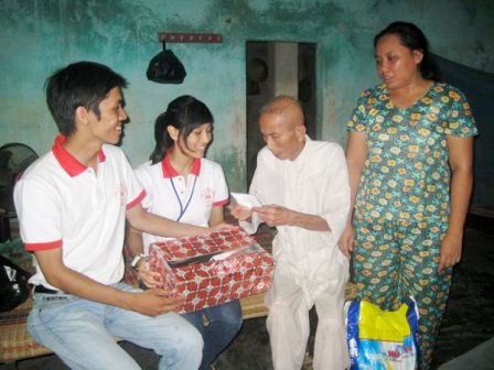 Hue students clean up rubbish for charity